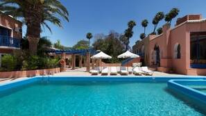 Piscine extérieure, parasols de plage, chaises longues