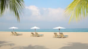 Pantai pribadi, kursi berjemur, dan payung pantai