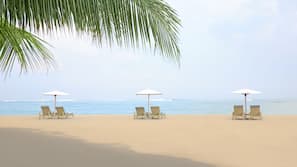Pantai pribadi, kursi berjemur, dan payung pantai
