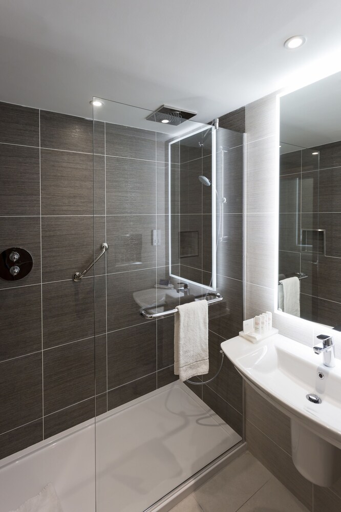 Bathroom, Radisson Blu Hotel, Dublin Airport