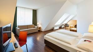 Een minibar, een kluis op de kamer, een bureau, geluiddichte muren