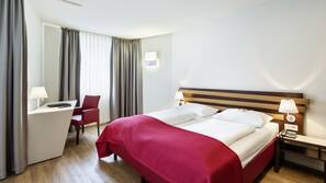 Een minibar, een kluis op de kamer, een bureau, geluiddichte muren