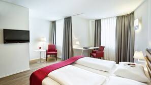 Een minibar, een kluis op de kamer, een bureau, geluiddichte muren