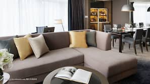 Premium bedding, in-room safe, desk, laptop workspace