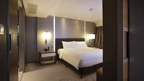 Premium bedding, in-room safe, desk, laptop workspace