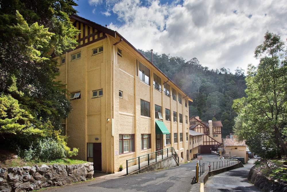 Jenolan Caves House