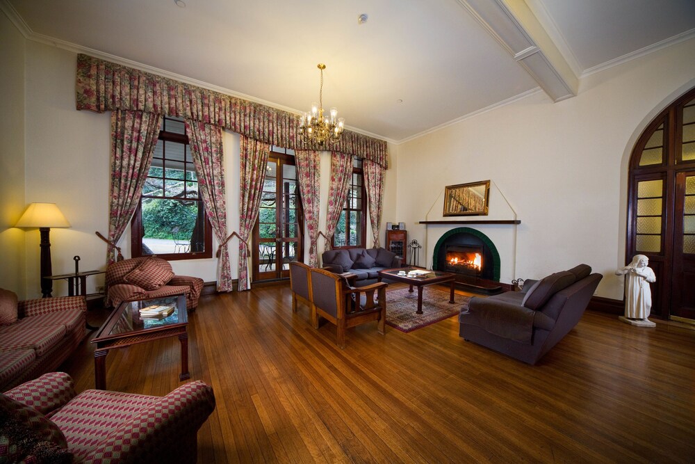 Jenolan Caves House