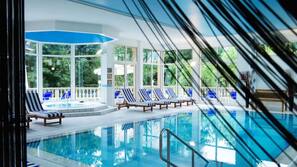 Una piscina cubierta