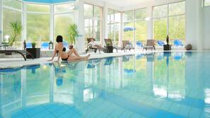 Una piscina cubierta