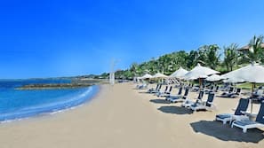 På stranden, hvidt sand, strandhytter (tillægsgebyr), liggestole
