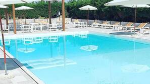 季節性室外泳池;09:00 至 19:30 開放;泳池傘、躺椅
