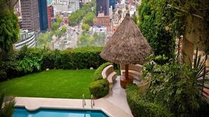 Una piscina cubierta, una piscina al aire libre