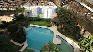 Una piscina cubierta, una piscina al aire libre