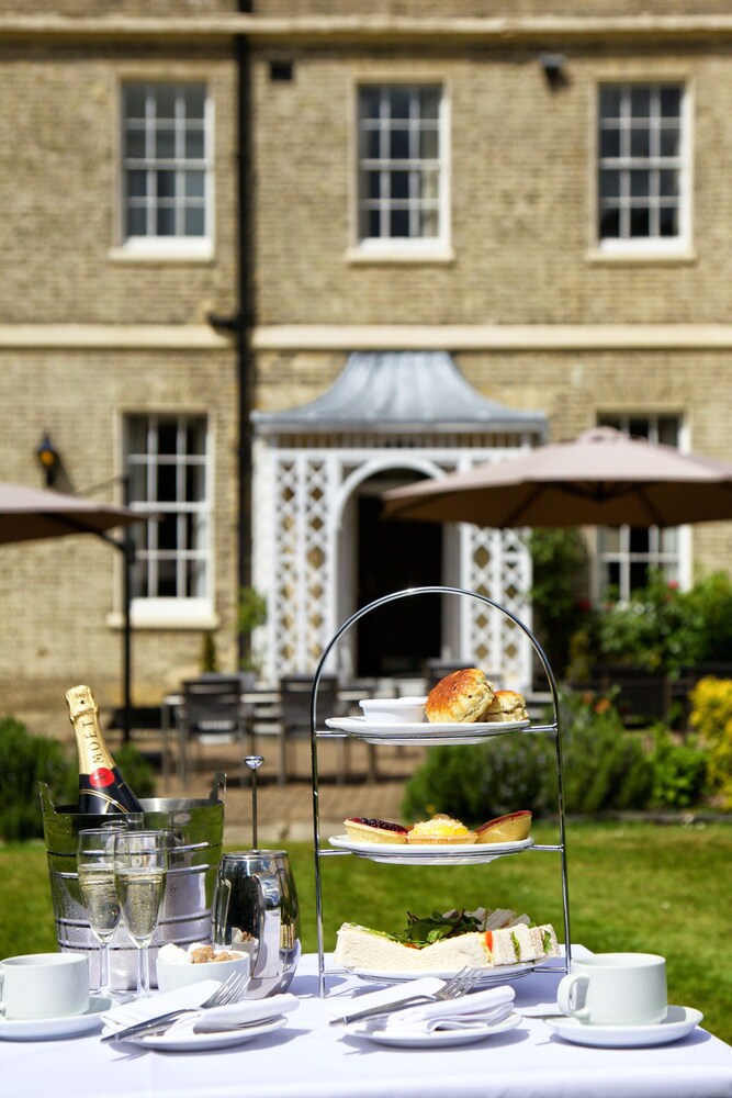 Outdoor dining, London Chigwell Prince Regent Hotel, BW Signature Collection