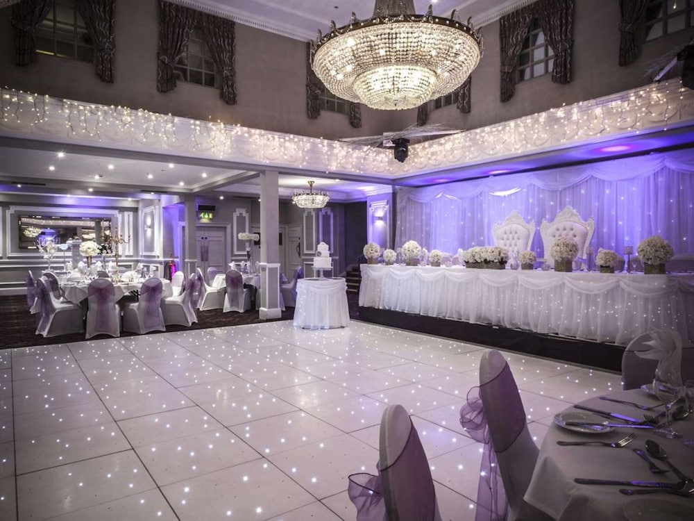 Indoor wedding, London Chigwell Prince Regent Hotel, BW Signature Collection