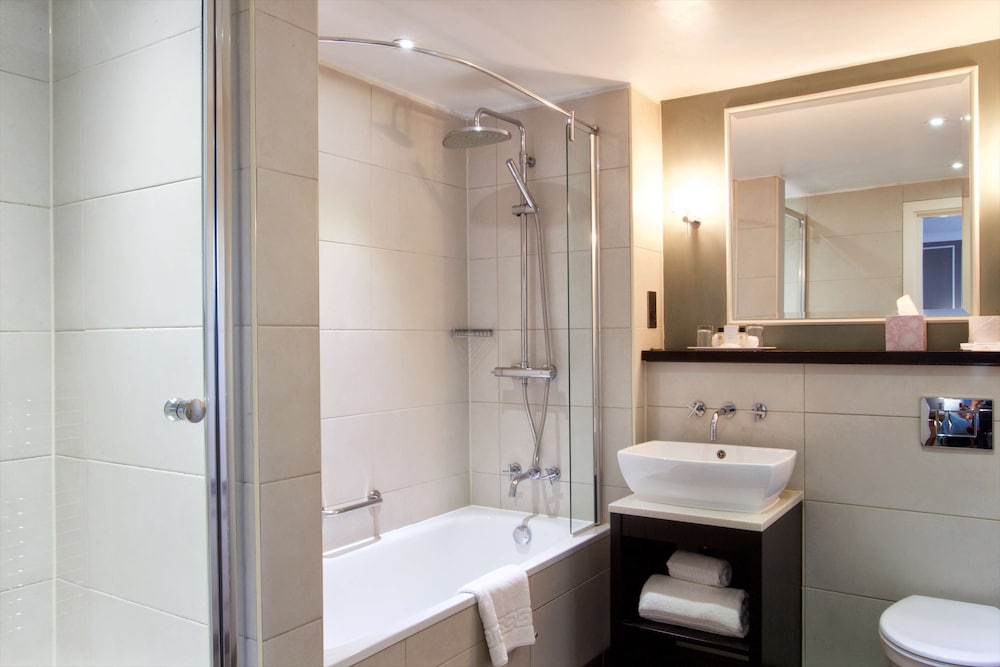 Bathroom, London Chigwell Prince Regent Hotel, BW Signature Collection