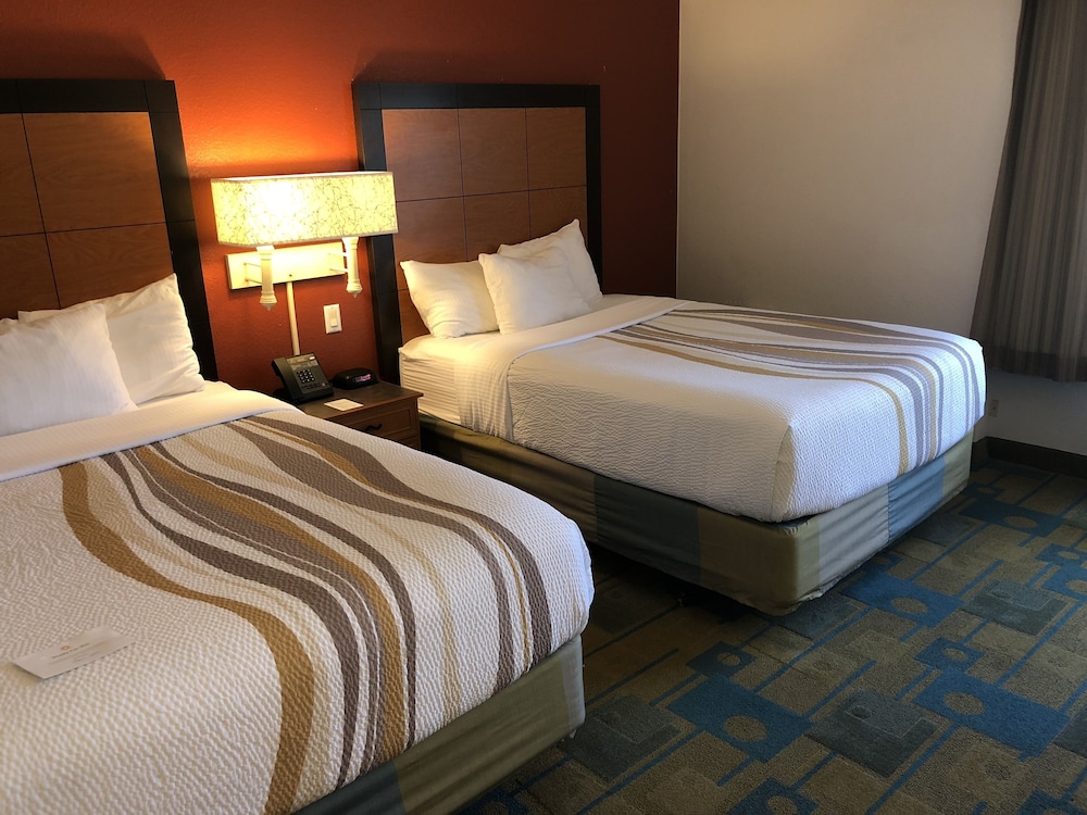 Room, La Quinta Inn & Suites by Wyndham Jacksonville Butler Blvd