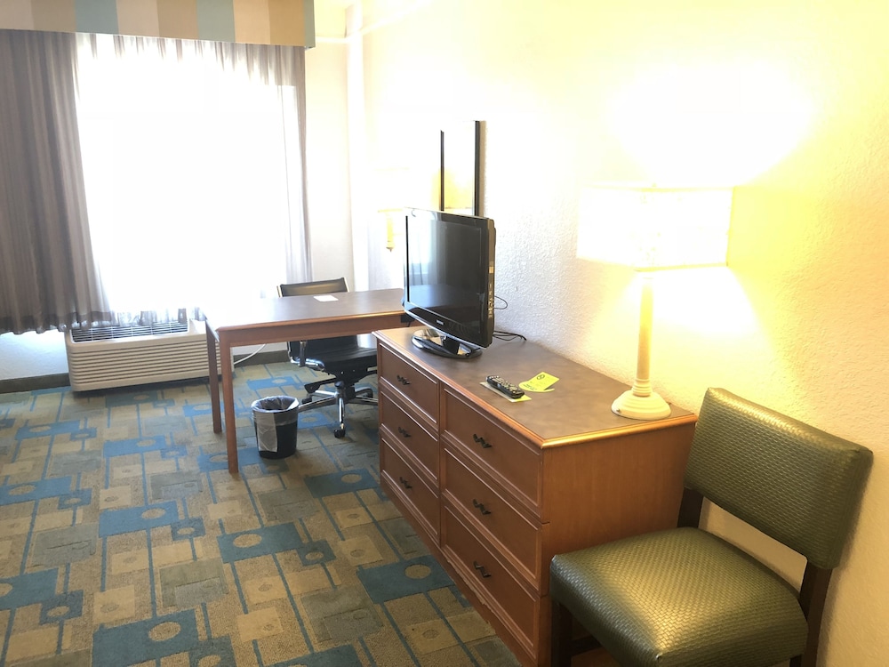 La Quinta Inn & Suites by Wyndham Jacksonville Butler Blvd