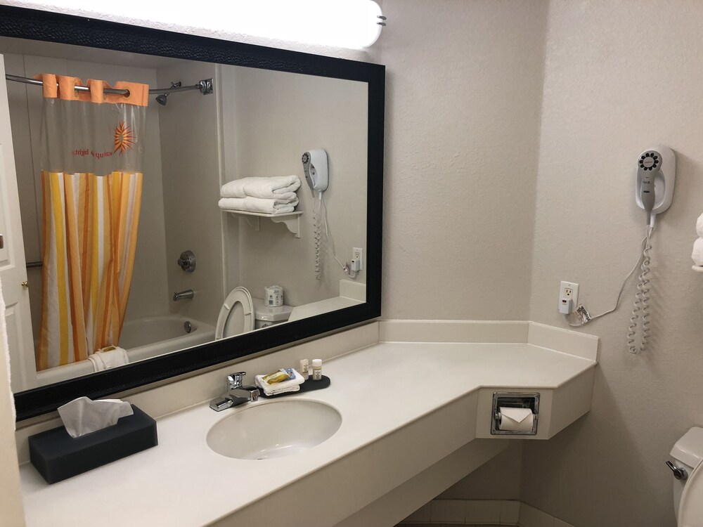 Bathroom, La Quinta Inn & Suites by Wyndham Jacksonville Butler Blvd