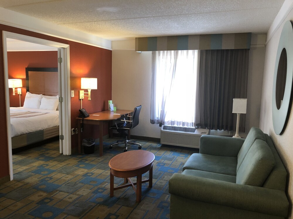 Living room, La Quinta Inn & Suites by Wyndham Jacksonville Butler Blvd