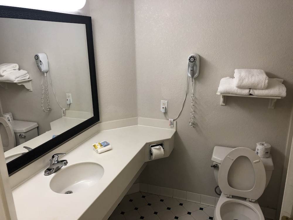 Bathroom, La Quinta Inn & Suites by Wyndham Jacksonville Butler Blvd