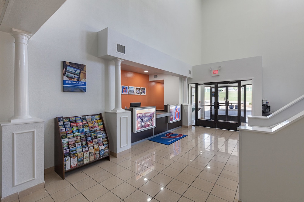 Lobby, Motel 6 Bedford, TX - Fort Worth