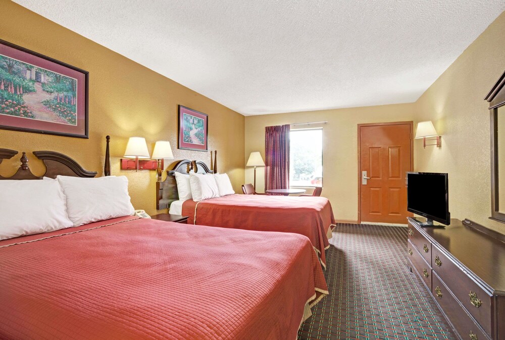 Travelodge by Wyndham Forest Park Atlanta South