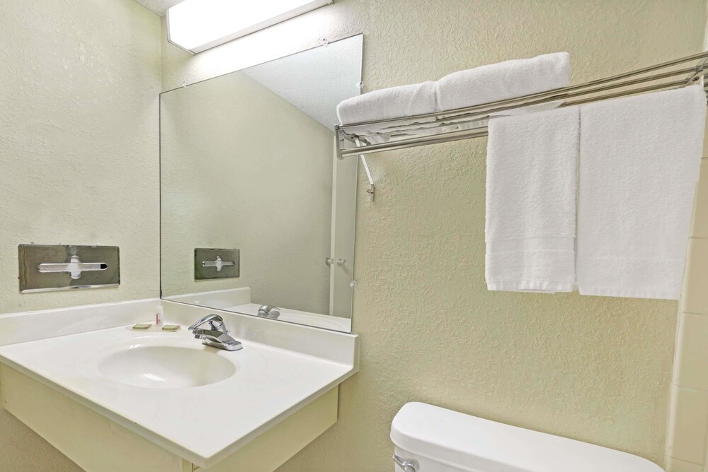 Bathroom, Super 8 by Wyndham Indianapolis South