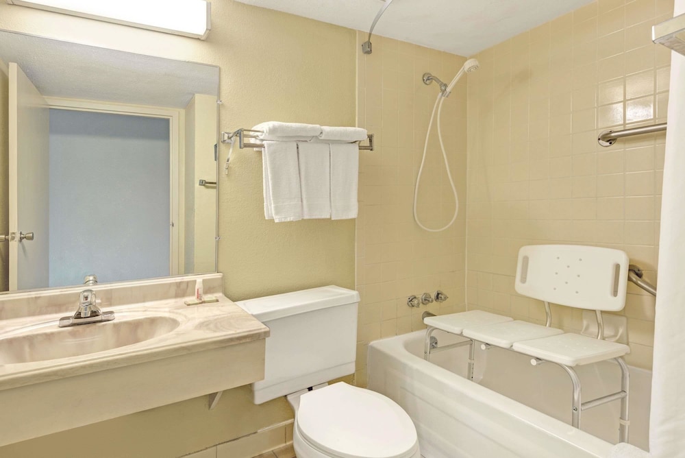 Bathroom, Super 8 by Wyndham Indianapolis South