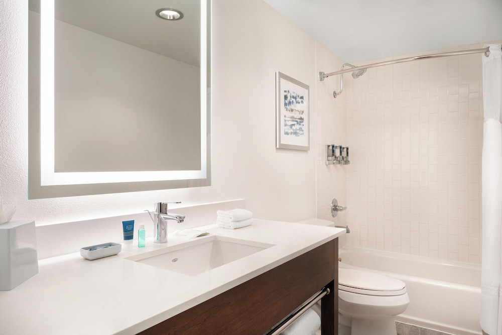 Four Points by Sheraton Hotel & Suites San Francisco Airport in San