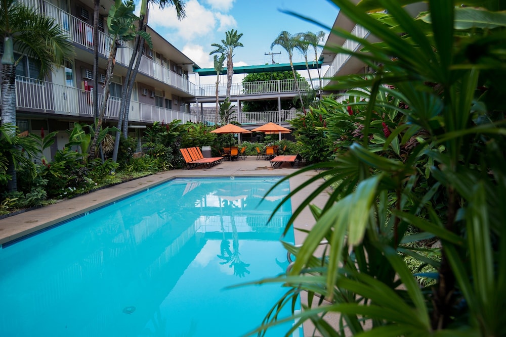 Outdoor pool, Pacific Marina Inn Airport Hotel