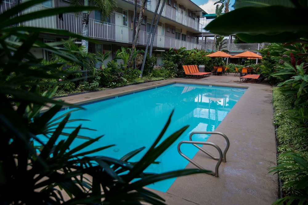 Outdoor pool, Pacific Marina Inn Airport Hotel