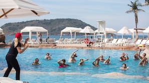 Una piscina al aire libre, socorrista en las instalaciones