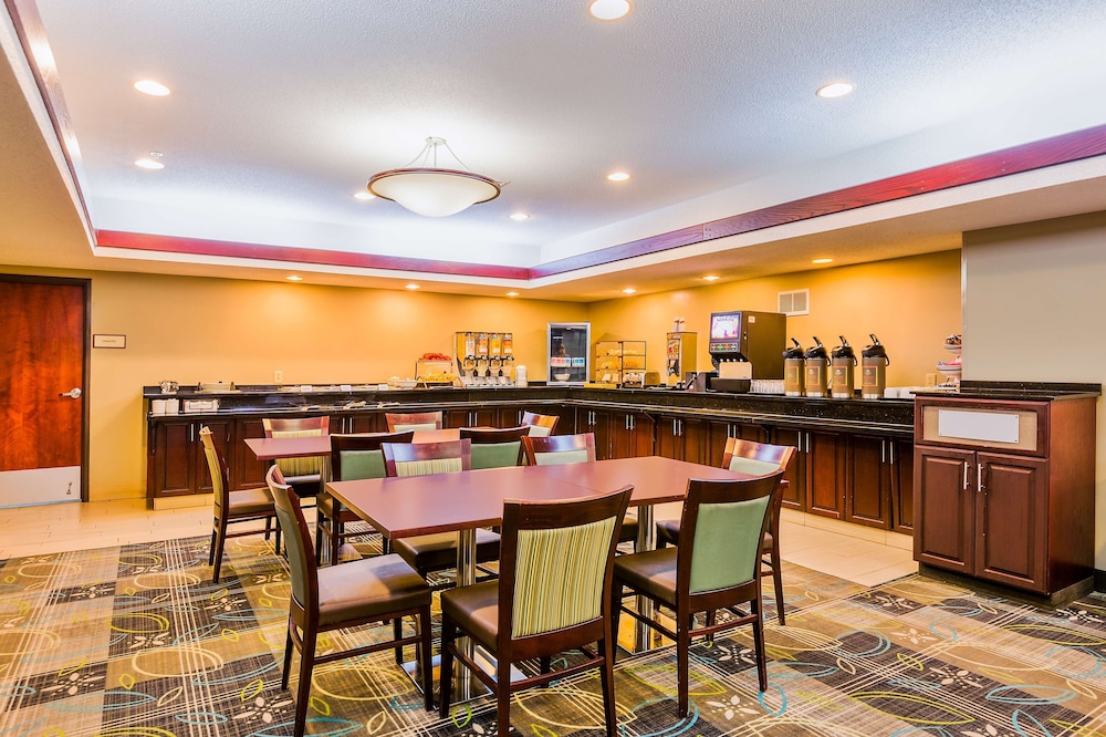 Breakfast area, Staybridge Suites Cedar Rapids North, an IHG Hotel