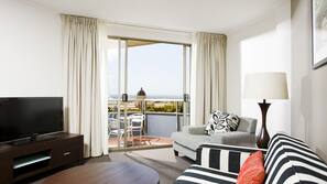 Minibar, in-room safe, desk, iron/ironing board