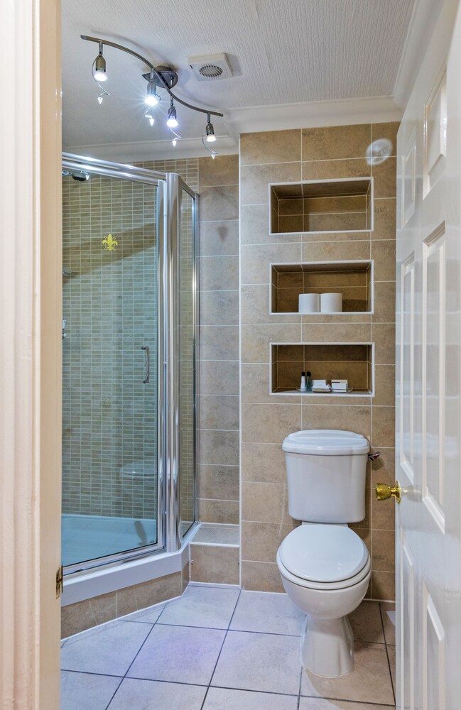 Bathroom shower, Rogerthorpe Manor Hotel, BW Signature Collection