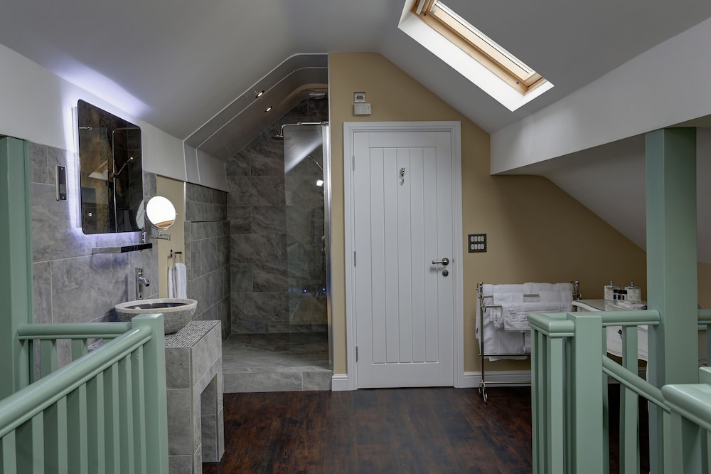 Bathroom, Rogerthorpe Manor Hotel, BW Signature Collection