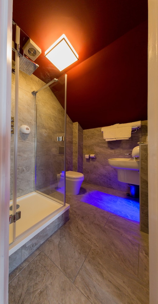 Bathroom, Rogerthorpe Manor Hotel, BW Signature Collection