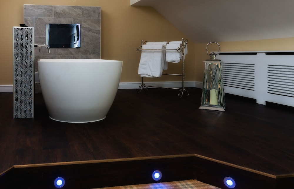 Bathroom, Rogerthorpe Manor Hotel, BW Signature Collection