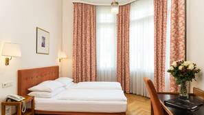 Hochwertige Bettwaren, Minibar, Zimmersafe, individuell dekoriert