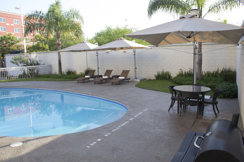 Outdoor pool, Fairfield Inn by Marriott Monterrey Airport