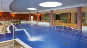 Innenpool, Außenpool, Sonnenschirme, Liegestühle