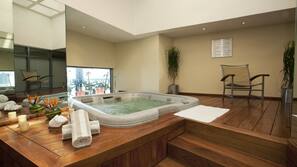 Bañera de hidromasaje en el interior