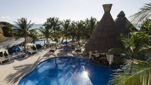 Una piscina al aire libre, sombrillas, tumbonas
