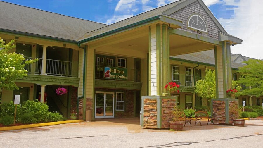 Hilltop Inn & Suites - North Stonington