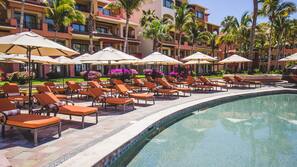 5 piscinas externas, guarda-sóis