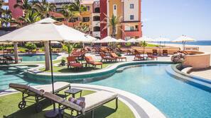 5 piscinas externas, guarda-sóis