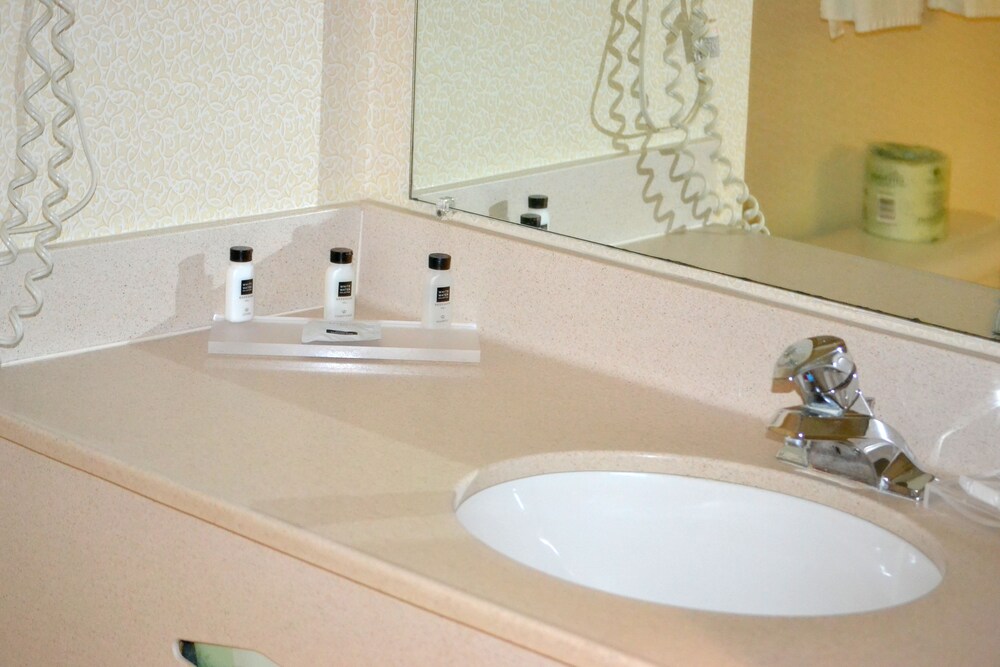 Bathroom, Country Inn & Suites by Radisson, Charlotte I-485 at Highway 74E, NC