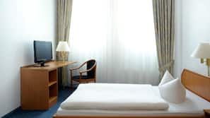 Hypo-allergenic bedding, in-room safe, desk, blackout curtains