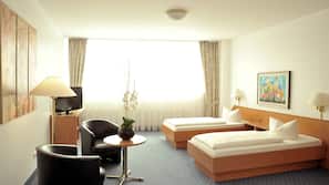Hypo-allergenic bedding, in-room safe, desk, blackout curtains